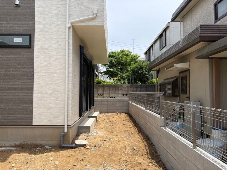 建物横に広がるプライベートなスペースです。フェンスで程よく囲まれているため、ガーデニングを楽しんだり、お子様の遊び場にしたりと、自分らしい暮らしを穏やかに育むことができそうです。
