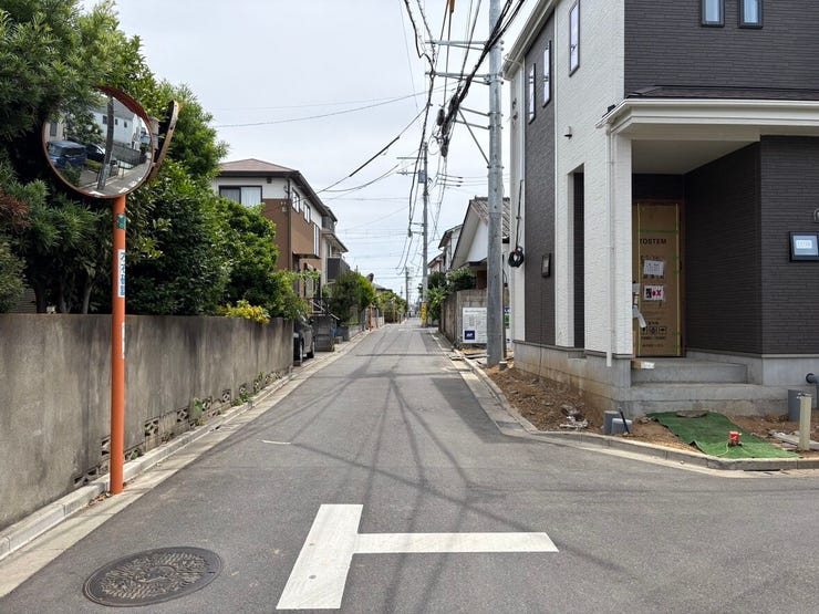 交通量が少なく、見通しの良い閑静な住宅街に面しています。カーブミラーも設置されており、車の出入りも安心です。ご家族が穏やかな時間を過ごせる、落ち着いた環境が広がっています。