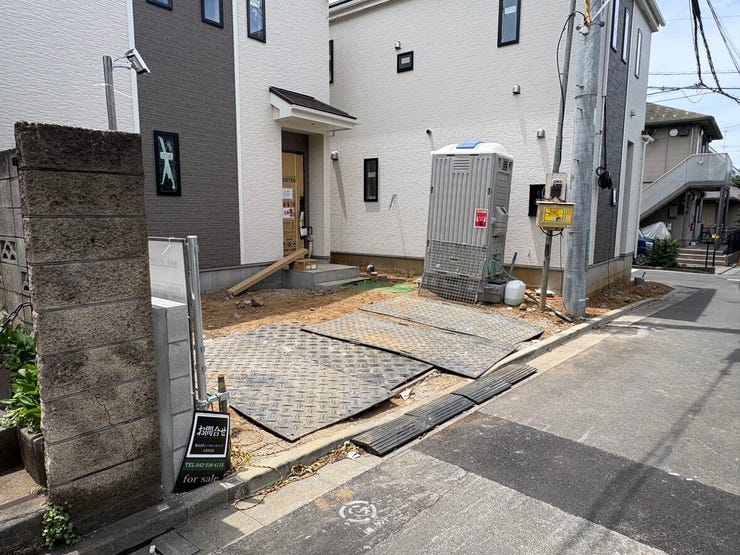 前面道路からスムーズに乗り入れができる駐車スペースです。敷地と道路の距離が近く、お荷物が多い日も玄関まで短い動線で移動できるのがうれしいポイントですね。