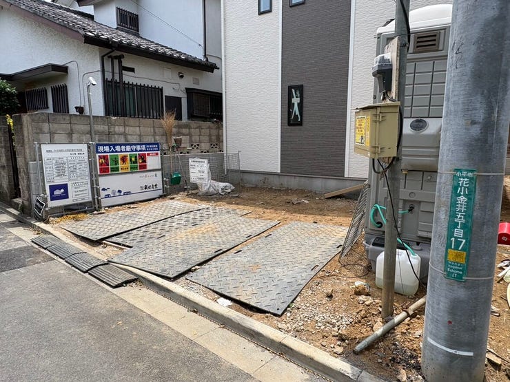 間口が広く、並列で駐車できるゆとりあるスペースです。車の出し入れもスムーズに行えるため、お買い物帰りや送り迎えの際も心に余裕が持てそうですね。