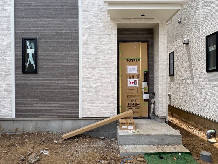 落ち着きのある玄関まわりは、屋根付きのポーチで雨の日も安心です。帰宅時にホッと一息つけるような、やわらかな雰囲気を感じていただけます。