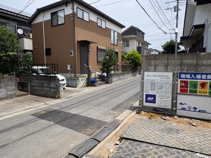 現地前の道路は、見通しが良く落ち着いた住宅街の雰囲気です。車の通りも穏やかなため、小さなお子様がいるご家庭でも安心感を持って過ごすことができそうですね。