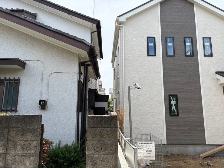 隣家との距離にゆとりを持たせた配置です。窓の配置も工夫されており、周囲を気にせずプライベートな時間を穏やかに過ごせそうな、落ち着いた空気が流れています。