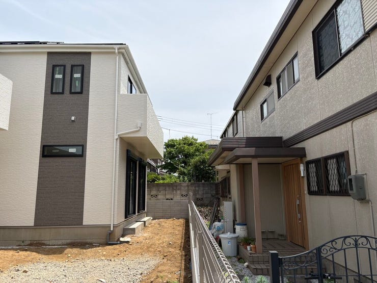 建物間のスペースを確保した、ゆとりある配棟計画です。隣家との距離感が程よく、周囲の視線を気にせずに家族で穏やかなプライベートタイムを過ごせます。