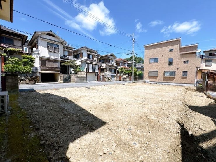 前面道路が広く、毎日の通行も快適です。