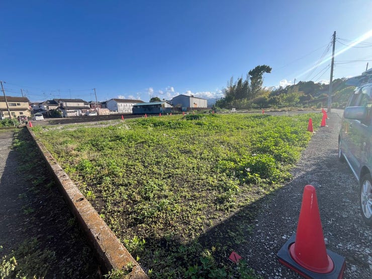 平坦な更地は、無駄なく敷地を活用できるのが魅力。周辺環境も落ち着いており、子育て世帯にも最適です。現地見学は随時受付中!まずはお気軽にお問合せください。