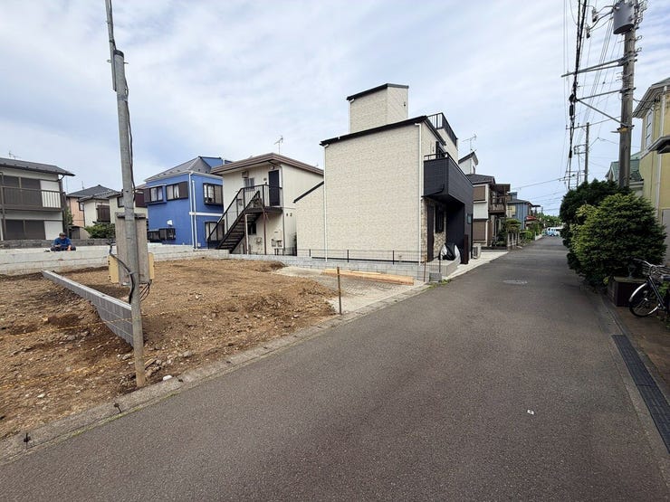【外観】
閑静な住宅街の一角。