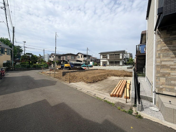 高層建物が見当たらない住宅街です。
