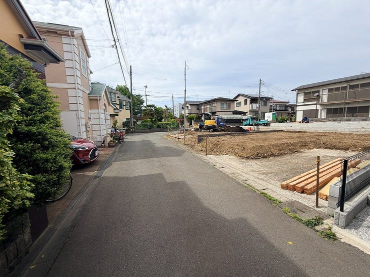 車の出し入れもしやすく、交通量の少ない道路です。