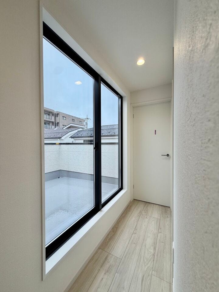 廊下が明るく気持ちいい♪部屋に入らなくてもバルコニーへ出られるのは便利です♪