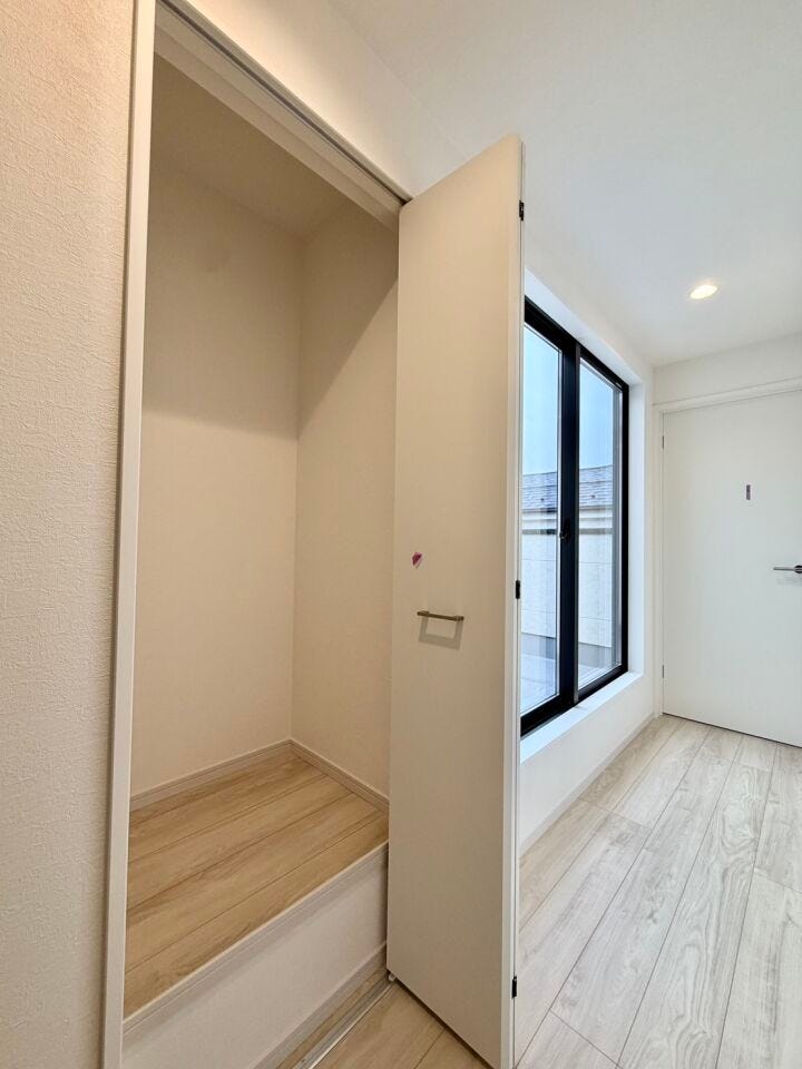 〈2階廊下収納〉デッドスペースも無駄にしません!豊富な収納で快適空間を保ちます♪