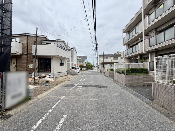 生活する上で必要な施設(保育園、小中学校、スーパー等々)が全てそろっているといっても過言ではないくらい周辺にそろっているため、暮らしやすい環境となっております!