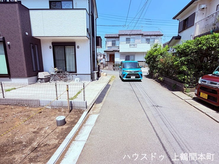前面道路が広く、駐車が苦手な方にも安心の住環境です。