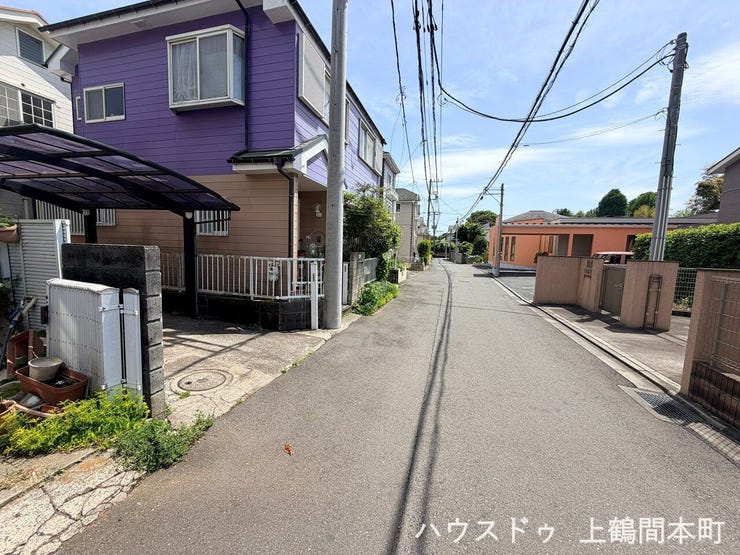 前面道路が整備されており、お車の出し入れもスムーズに行えます。