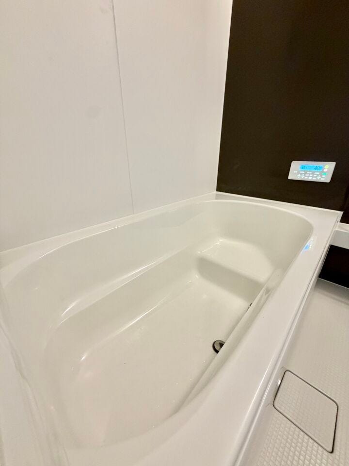 半身浴も楽しめる広々浴槽♪
