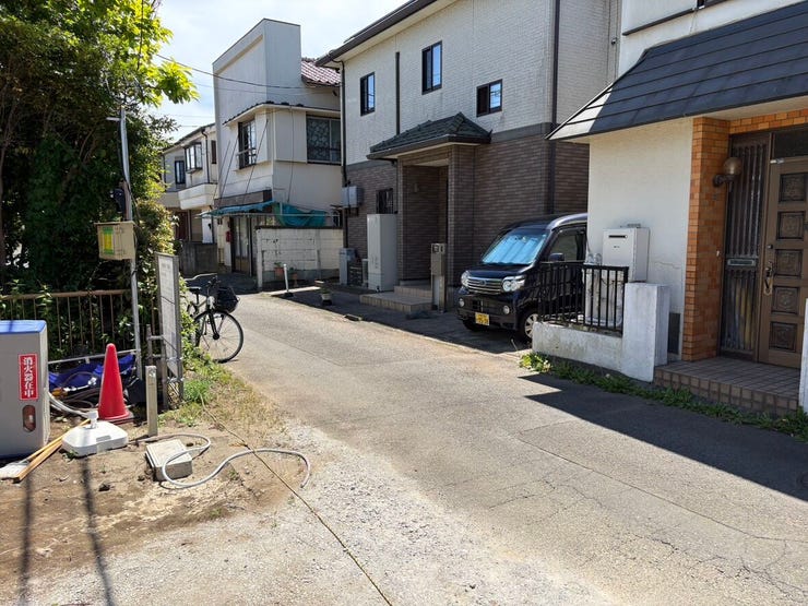 周囲は落ち着いた戸建が並ぶ、見通しの良い閑静な住宅街です。
前面道路はフラットで圧迫感がなく、小さなお子様との手つなぎ歩きも安心ですね。澄んだ空の下、毎日の何気ない外出がもっと軽やかになりそうです。