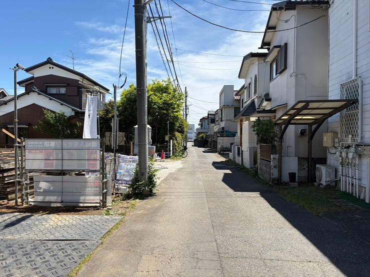 澄み渡る青空に包まれた、見通しの良いフラットな前面道路。
周辺は静かな住宅街で視界も開けているため、お車での外出もスムーズにこなせます。開放感のあるこの道を通るたび、清々しい気分になれそうですね。