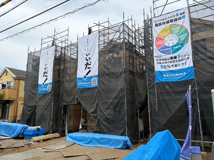 青空の下で進む基礎工事の様子から、新しい暮らしへの期待が膨らみます。
周辺は落ち着いた住宅街で陽当たりも良く、開放感のある立地です。ここにどんな素敵なお家が建つのか、完成が待ち遠しく感じられますね。