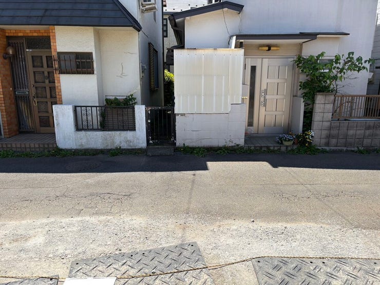 青空が広がり、視界を遮るものがない開放感に満ちた前面道路。
道幅にゆとりがあり見通しも良いため、お車での外出や帰宅もスムーズです。澄んだ空気を感じながら、家族で軽やかにお出かけを楽しめそうですね。