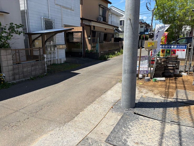 明るい陽光が降り注ぐ、視界の開けた開放的な前面道路。
周辺は落ち着いた住宅街で、見通しも良いためお車の出し入れもスムーズです。澄んだ空気を感じながら、家族で軽やかにお出かけを楽しめそうですね。