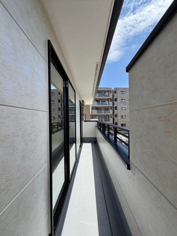 二部屋から出入りできる2WAYバルコニー♪広々バルコニーは、ご家族の洗濯物やお布団をたっぷり干せます♪