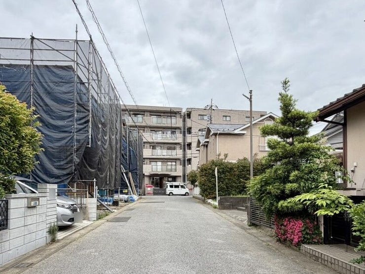 生活する上で必要な施設(保育園、小中学校、スーパー等々)が全てそろっているといっても過言ではないくらい周辺にそろっているため、暮らしやすい環境となっております!