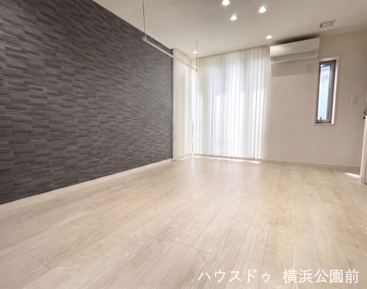 リビングとダイニングスペースを分けて使いやすい間取りです。
大きな窓から光が入り、
室内も明るい印象です。
ご家族でゆったり過ごせる空間となっております。