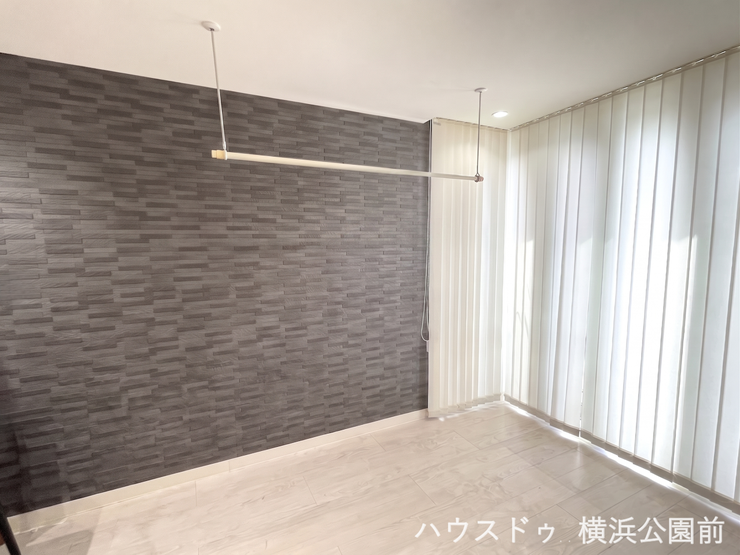 リビングには室内物干しを設置しており、
雨の日のお洗濯にも便利です。
家具の配置もしやすく、
空間を広くお使いいただけます。