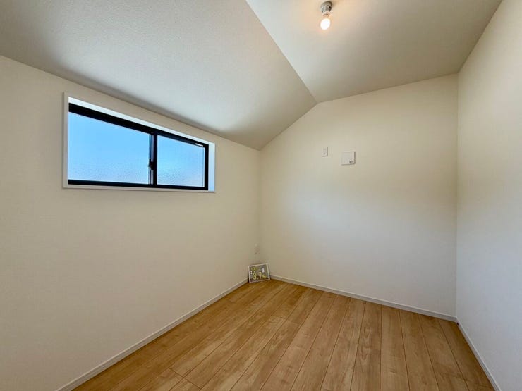 〈3.7帖〉コンパクトでシンプルなお部屋となりますので、趣味の部屋や書斎としてもお使いいただけます♪