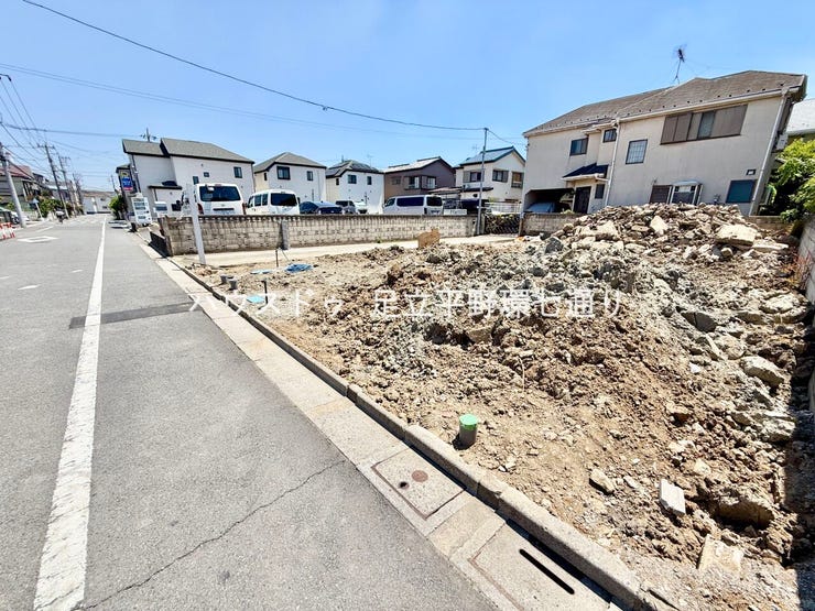 ゆとりある敷地で、建築プランの幅も広がる魅力の売地。周辺は戸建てが並ぶ落ち着いた住宅街で、穏やかな暮らしが叶います。