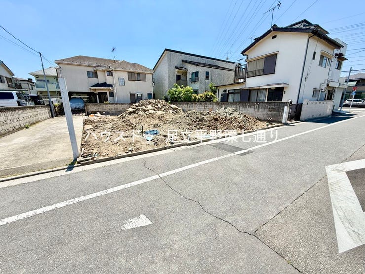 開放感のある角地に位置し、陽当たり・風通し良好。前面道路も広く、車の出し入れや日々の移動もスムーズです。