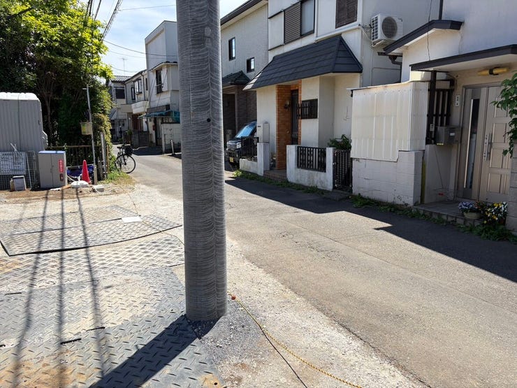 周囲は落ち着いた戸建が並ぶ、見通しの良い閑静な住宅街です。
前面道路はフラットで圧迫感がなく、小さなお子様との手つなぎ歩きも安心ですね。澄んだ空の下、毎日の何気ない外出がもっと軽やかになりそうです。