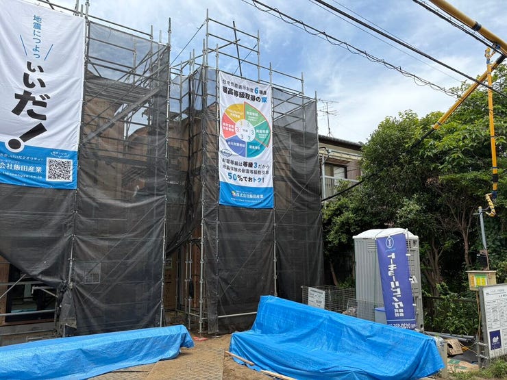 青空の下で進む基礎工事の様子から、新しい暮らしへの期待が膨らみます。
周辺は落ち着いた住宅街で陽当たりも良く、開放感のある立地です。ここにどんな素敵なお家が建つのか、完成が待ち遠しく感じられますね。