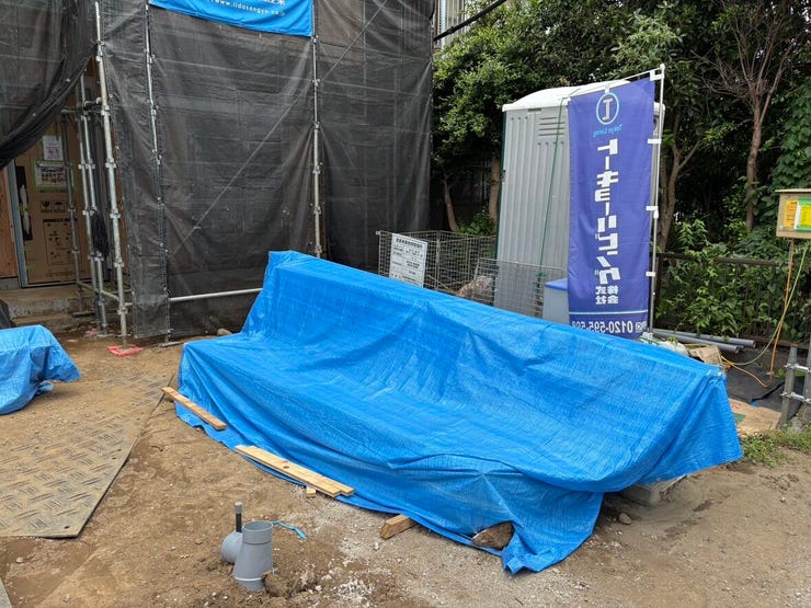 ゆとりある並列駐車スペースは、出し入れのしやすさが魅力です。
前面道路との高低差も少なく、毎日のお買い物や家族の送迎もスムーズにこなせそうですね。心にゆとりを持って、安全に車を出し入れできます。
