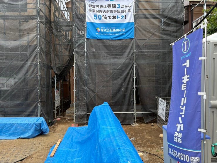 スムーズに駐車できる、ゆとりのあるカースペース。
前面道路との段差が少なく、毎日の送り迎えやお買い物帰りも落ち着いて出し入れができそうですね。暮らしにゆとりを添える、使い勝手の良い設計です。
