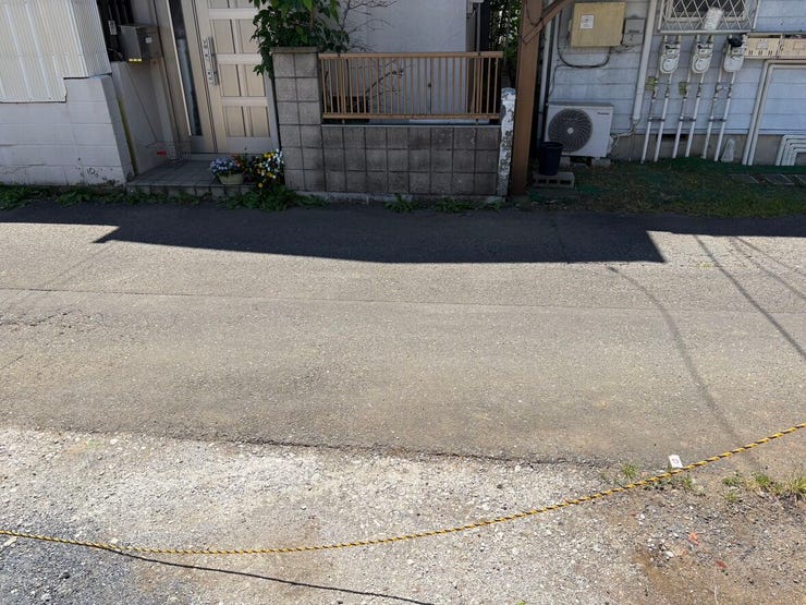 青空が広がり、視界を遮るものがない開放感に満ちた前面道路。
道幅にゆとりがあり見通しも良いため、お車での外出や帰宅もスムーズです。澄んだ空気を感じながら、家族で軽やかにお出かけを楽しめそうですね。