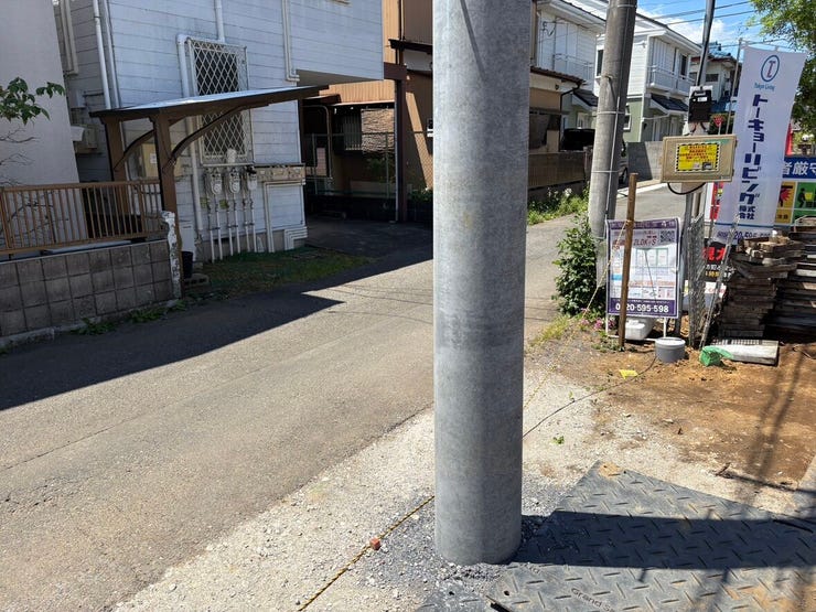 明るい陽光が降り注ぐ、視界の開けた開放的な前面道路。
周辺は落ち着いた住宅街で、見通しも良いためお車の出し入れもスムーズです。澄んだ空気を感じながら、家族で軽やかにお出かけを楽しめそうですね。