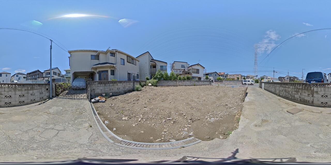 建物がなく、土地全体の広さや形状を確認しやすい更地です。陽当たりや周辺環境も現地でご確認いただけます。