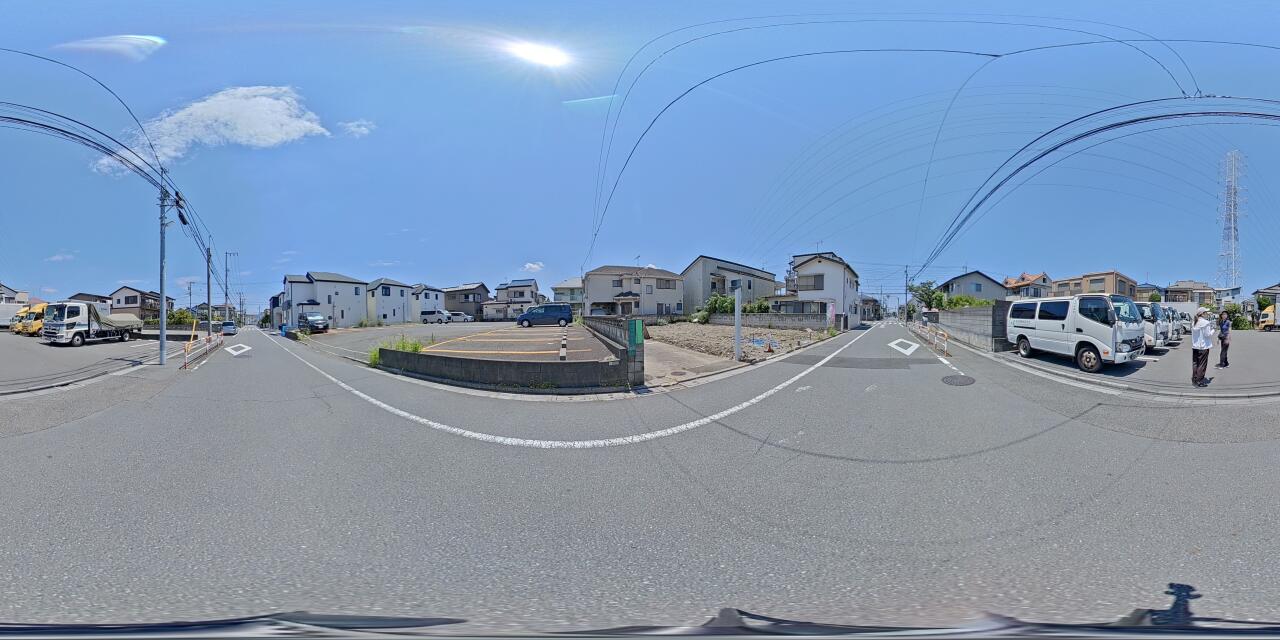 前面道路はゆとりある広さがあり、日常の車の出し入れや通行もスムーズで安心して暮らせます。