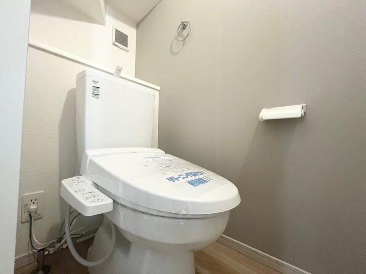 温水洗浄便座付きで、毎日快適に使える清潔感のあるトイレです。