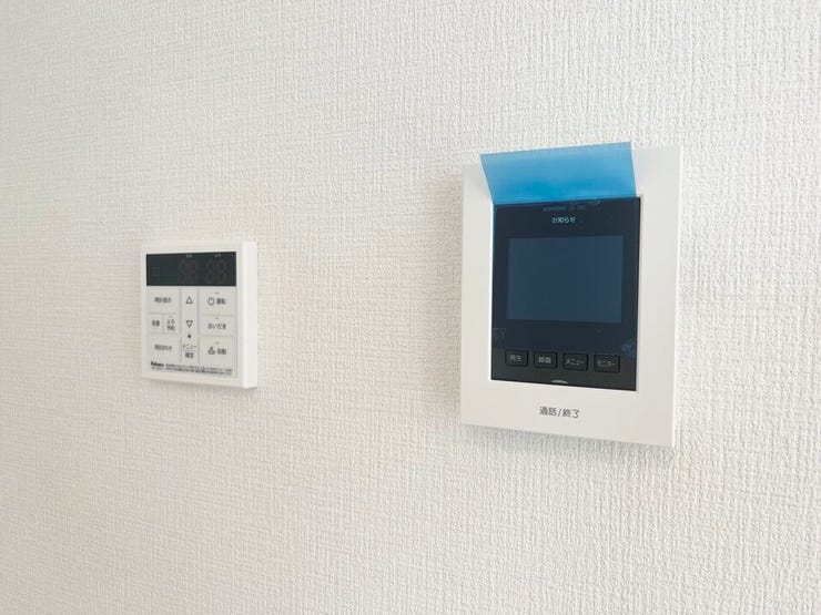 左:台所リモコンで、お湯張りや追い焚きをワンタッチで操作可能。家事をしながらでも簡単にお風呂を準備できます。
右:訪問者を確認できるモニター付きインターホンで、安心・快適な暮らしをサポートします。