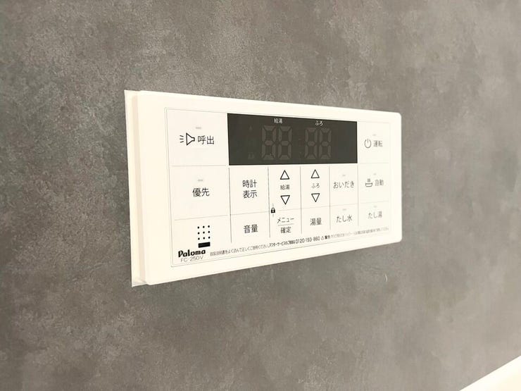 お湯張りや追い焚きがワンタッチ操作。忙しい日でも、簡単に快適なバスタイムが楽しめます。