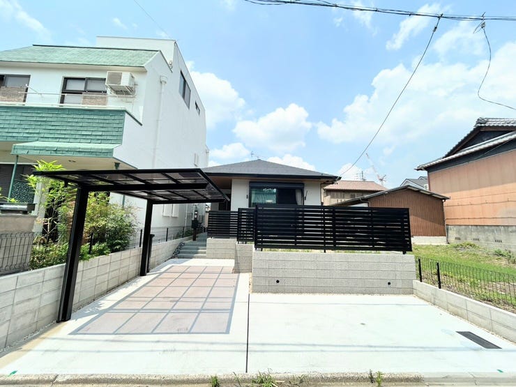 【外観】
素敵な平屋建て。駐車2台可能、ゆとりある敷地です。
