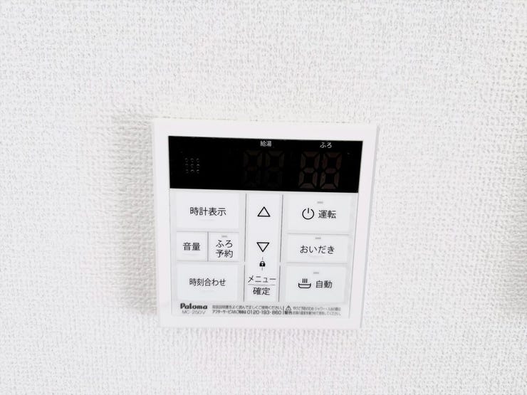 追い炊き機能でいつでも温かいお風呂を楽しめます。家族の入浴時間がバラバラでも、ボタン一つですぐに心地よい適温に。帰宅が遅くなったお父さんも、いつでもポカポカのお湯で一日の疲れを癒せます。