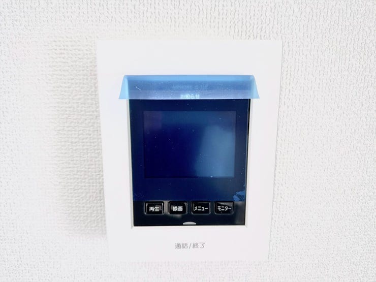 来客時に便利なTVモニター付きインターホン!お子様のお留守番にも安心です♪ 訪問者の顔や様子を室内からしっかり確認してから応対できるため、不審な勧誘や突然の来客にも落ち着いて対応できます。