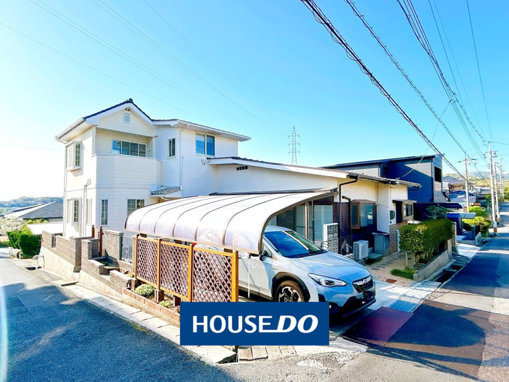 【外観】
落ち着いた住宅街に佇む、ゆったりとした造りのお住まいです。