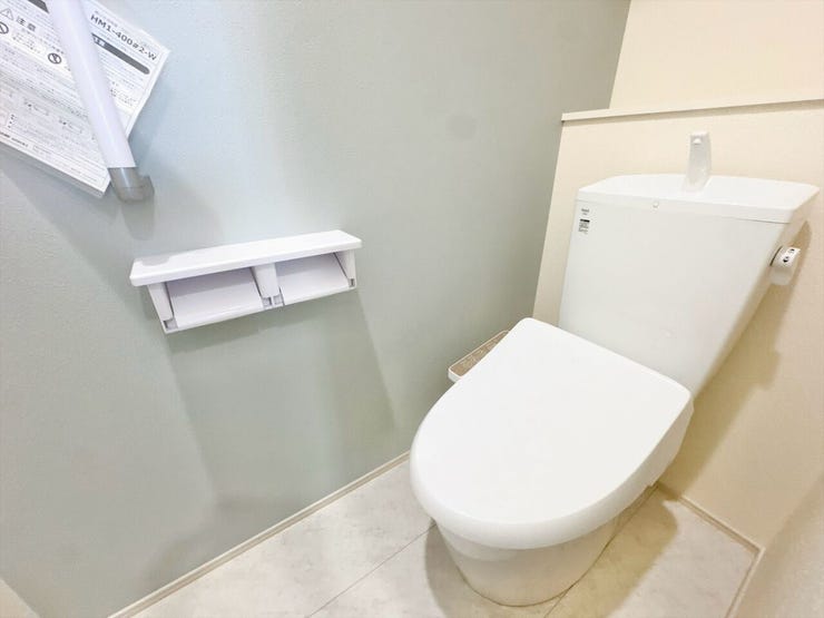 明るくて清潔感のあるトイレスペース。毎日何度も使う場所だからこそ、ホッと落ち着けるインテリアにこだわりました。白を基調とした爽やかな空間が、日々の暮らしの中にさりげない癒やしのひと時をもたらします