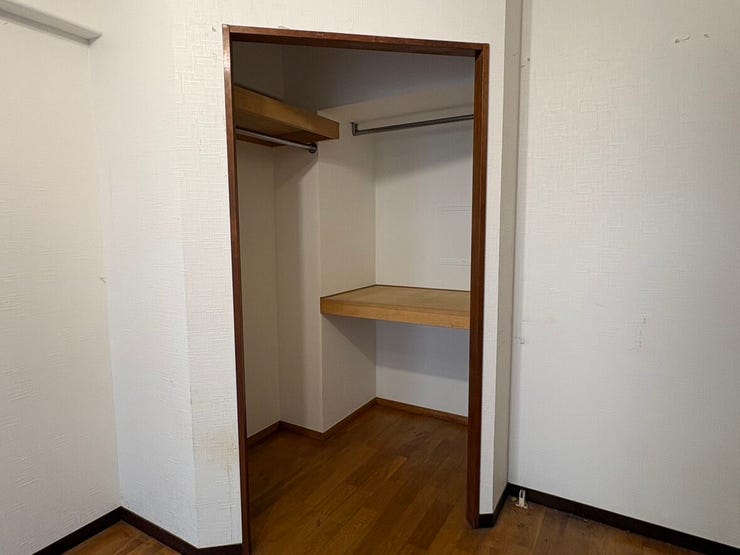 大容量のクローゼットを備えた収納力のある一室です。棚板とハンガーパイプを使い分けることで、衣類から季節家電までスッキリと片付き、お部屋を広く保てます。日常の整理整頓が自然と楽しくなりそうです。