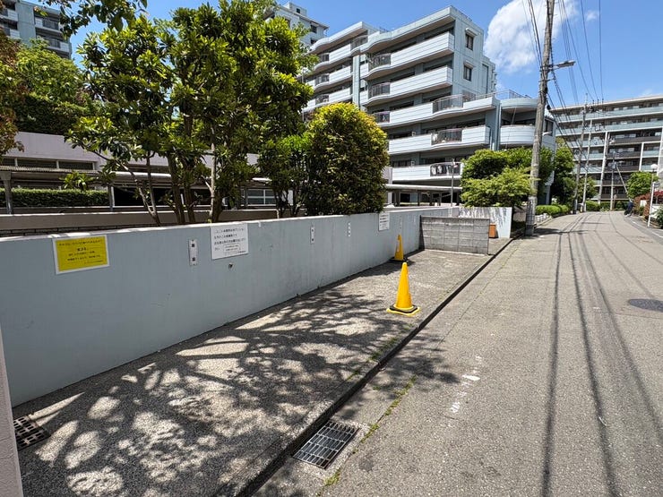敷地内には整理された専用のごみ置き場があります。道路から少し奥まった場所にあり、周辺の視線が気になりにくい設計です。日々の暮らしを整えやすく、清潔感のある住環境が保たれています。
