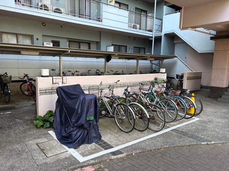 屋根付きの駐輪スペースを完備。雨の日でも愛車が濡れにくく、毎日の通勤や通学もスムーズに。建物のすぐそばにあるため、お買い物の荷物が多い日も移動が楽々です。